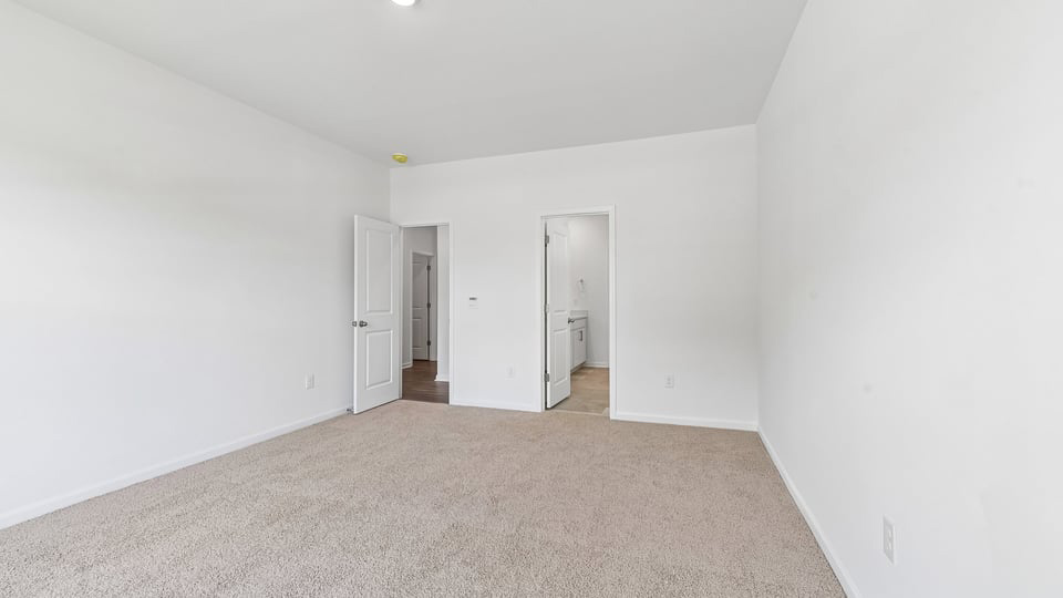 secondary bedroom with window and closet, carpeting
