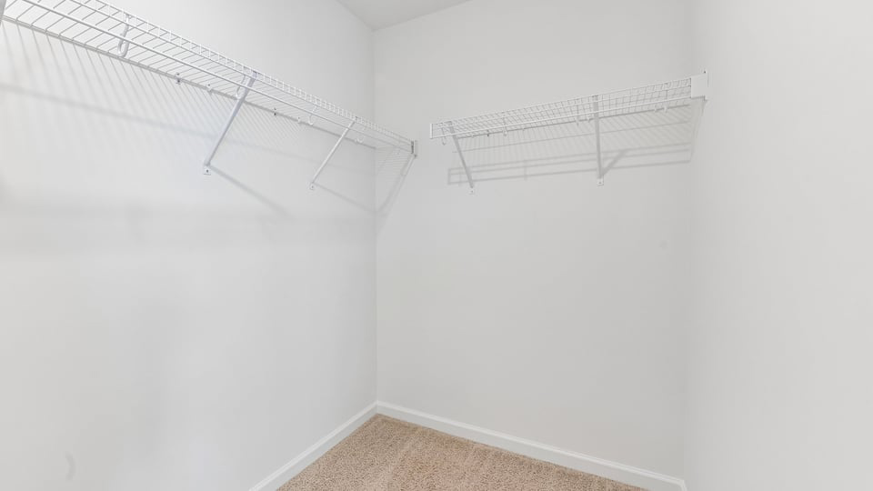 walk in closet with wire shelving