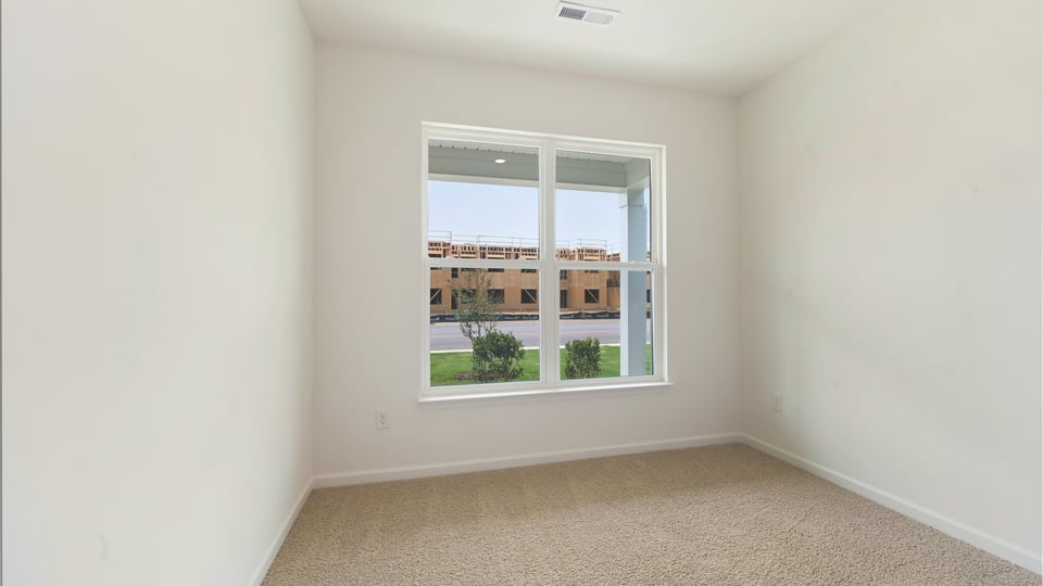 secondary bedroom with carpet flooring