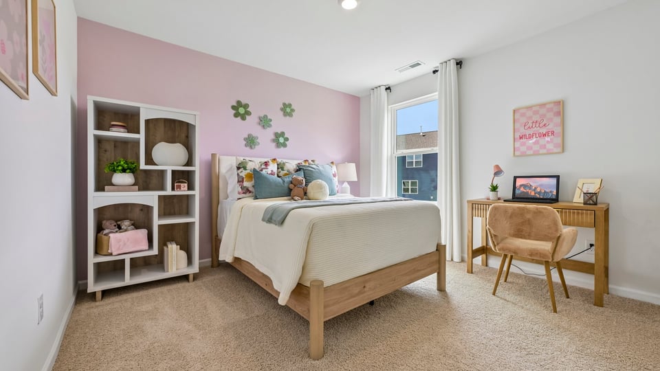 bedroom with carpet flooring