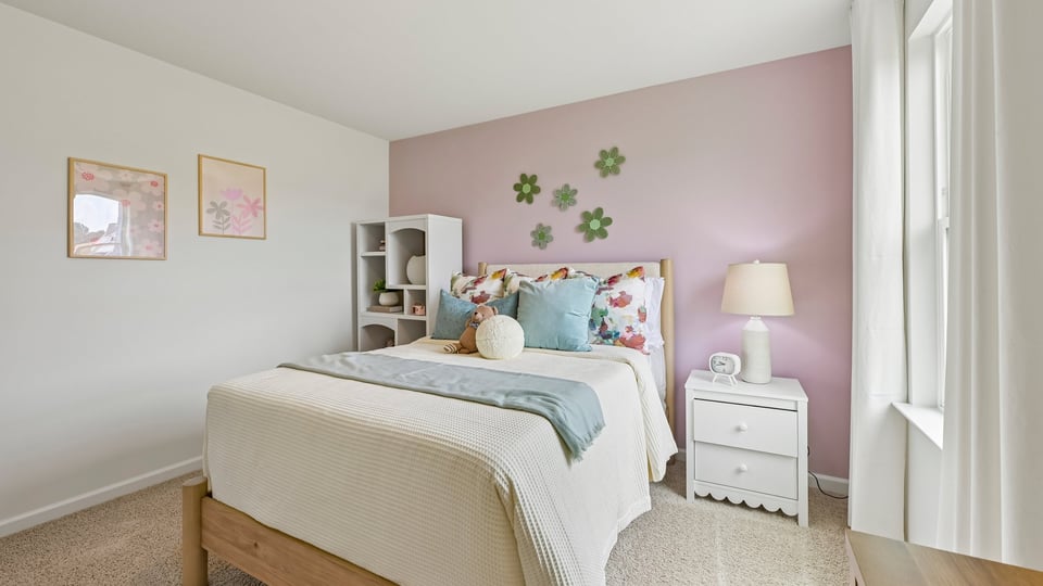 bedroom with carpet flooring