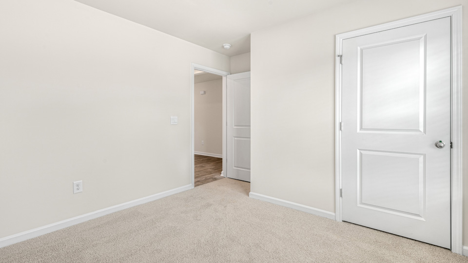 secondary bedroom with window and closet, carpeting
