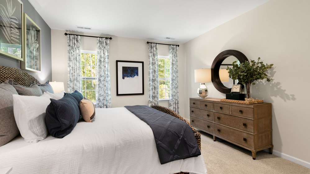 bedroom with carpet flooring