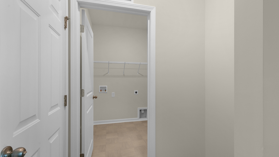 walk in closet with wire shelving