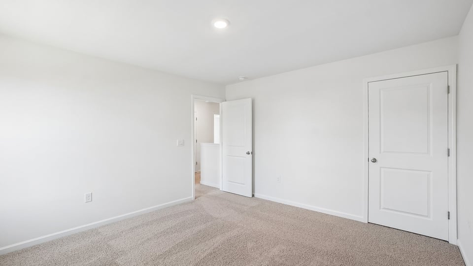 secondary bedroom with window and closet, carpeting