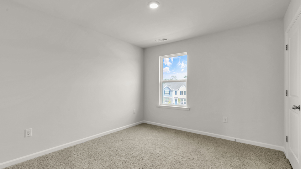 secondary bedroom with window and closet, carpeting