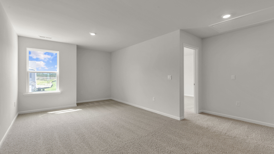 secondary bedroom with window and closet, carpeting