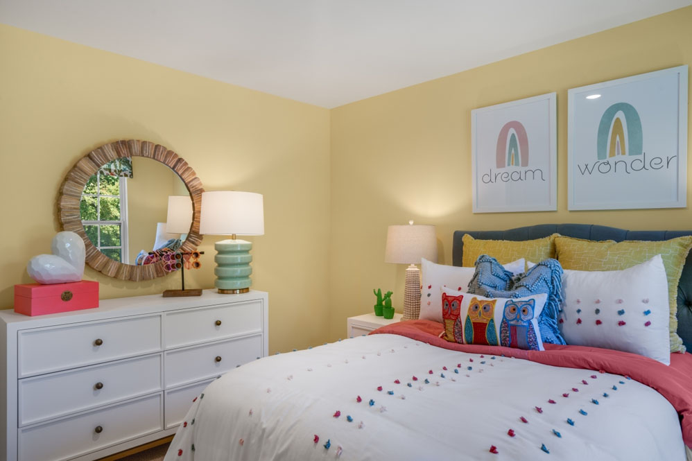 secondary bedroom with window and closet, carpeting