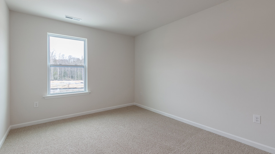 secondary bedroom with window and closet, carpeting