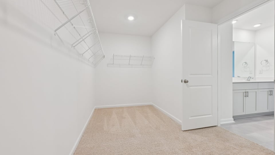 Closet with wire shelving