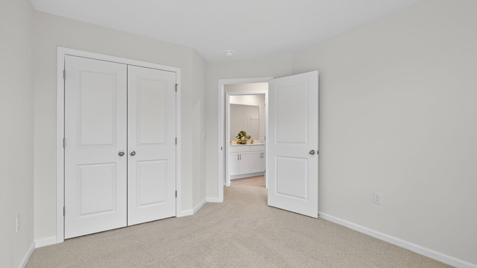 secondary bedroom with window and closet, carpeting