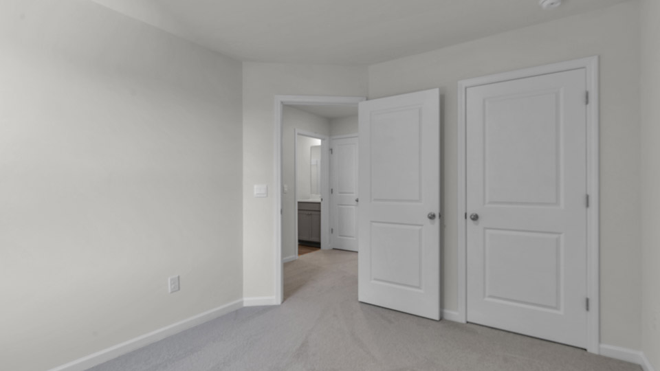 secondary bedroom with window and closet, carpeting