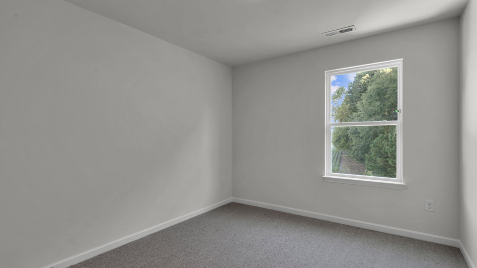secondary bedroom with window and closet, carpeting