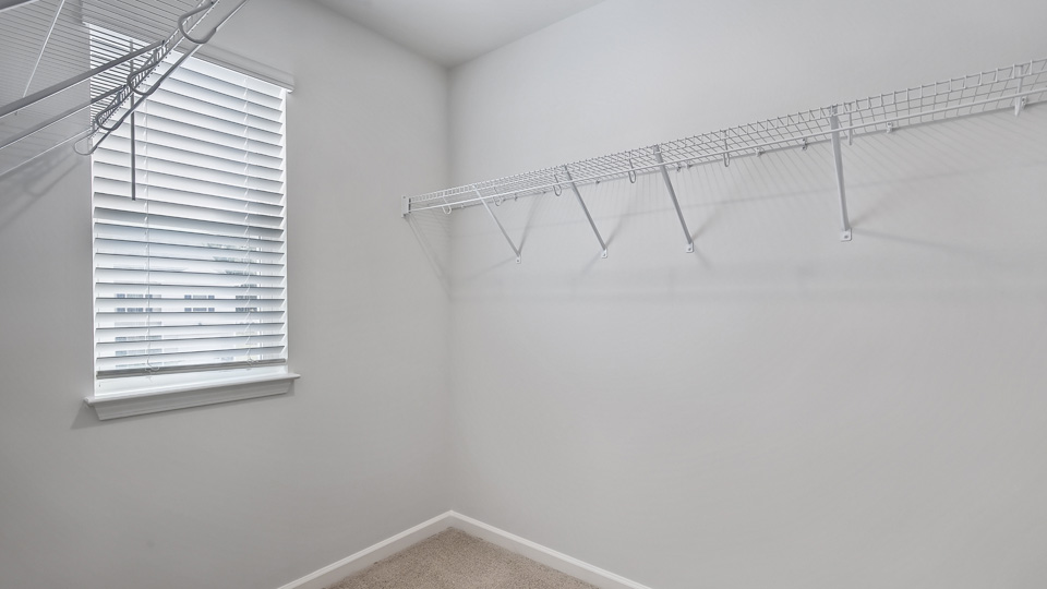 walk in closet with wire shelving