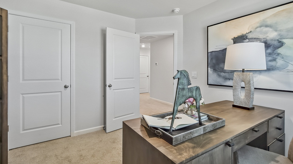 secondary bedroom with window and closet, carpeting