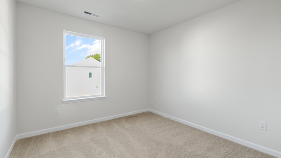 secondary bedroom with window and closet, carpeting