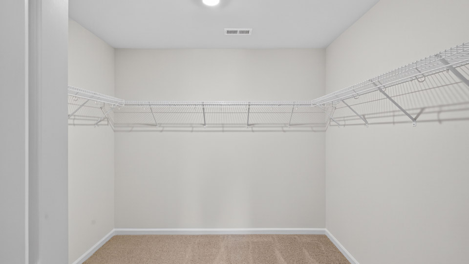 walk-in closet with wire shelving
