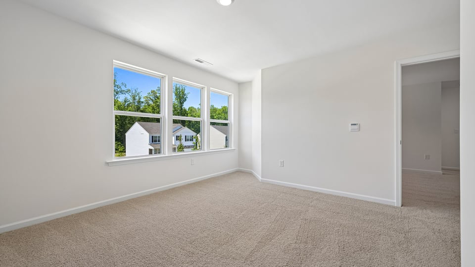 secondary bedroom with window and closet, carpeting