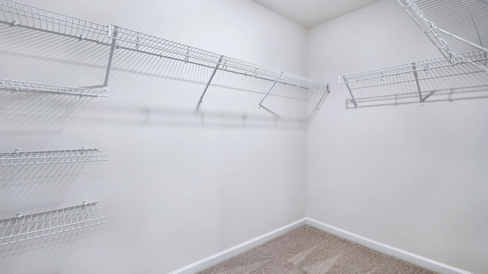 walk-in closet with wire shelving