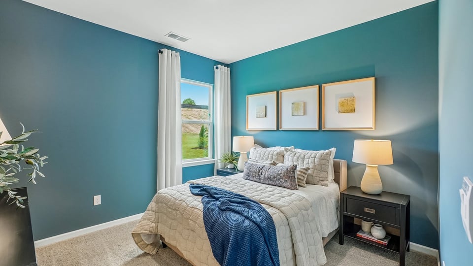 secondary bedroom with window and closet, carpeting