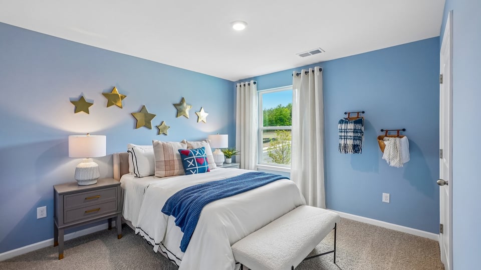 additional bedroom with window, carpeting, closet