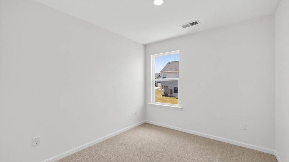 secondary bedroom with window and closet, carpeting