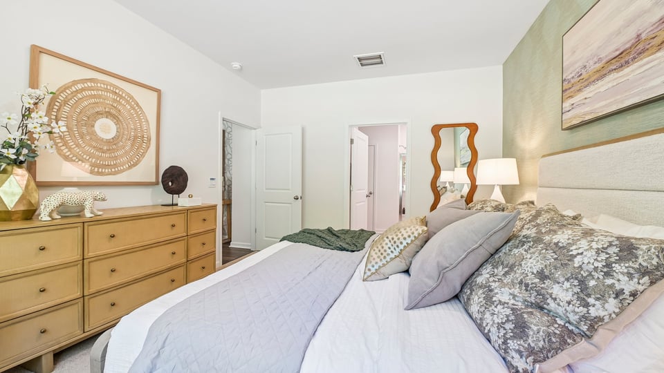 secondary bedroom with window and closet, carpeting
