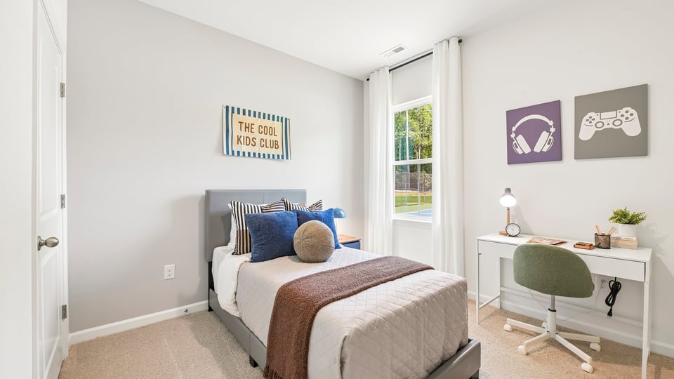 additional bedroom with window, carpeting, closet