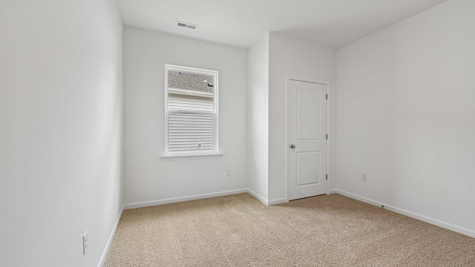 secondary bedroom with window and closet, carpeting