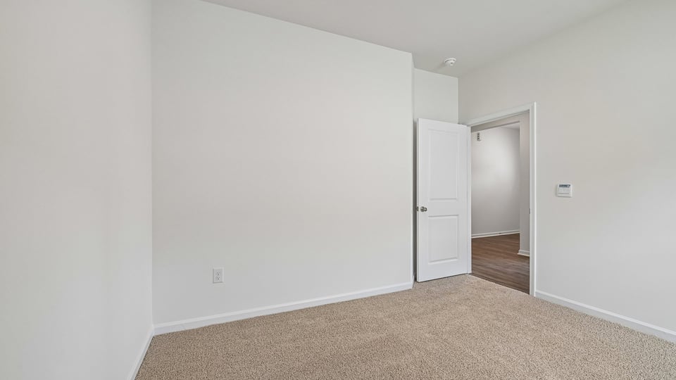 secondary bedroom with window and closet, carpeting