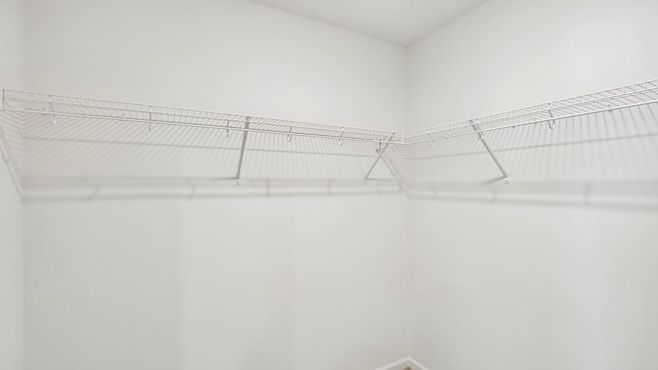 walk in closet with wire shelving