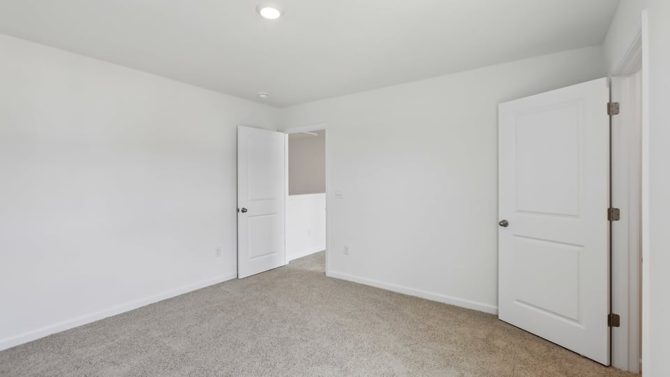 secondary bedroom with window and closet, carpeting