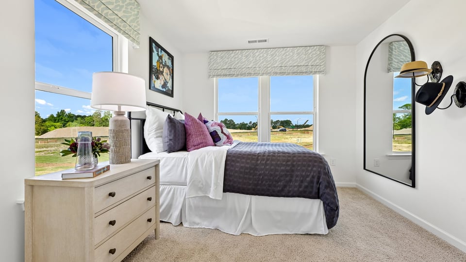 bedroom with carpet flooring