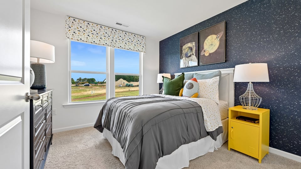 bedroom with carpet flooring
