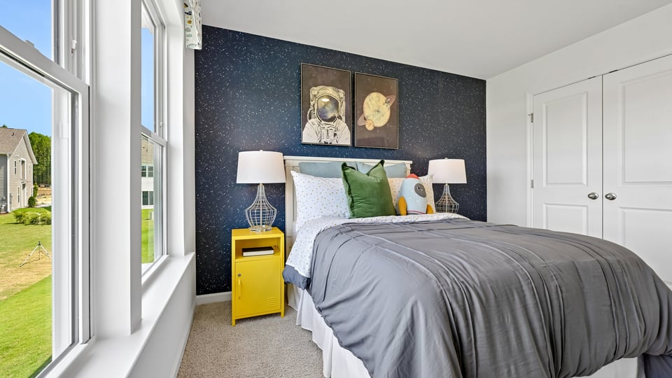 bedroom with carpet flooring