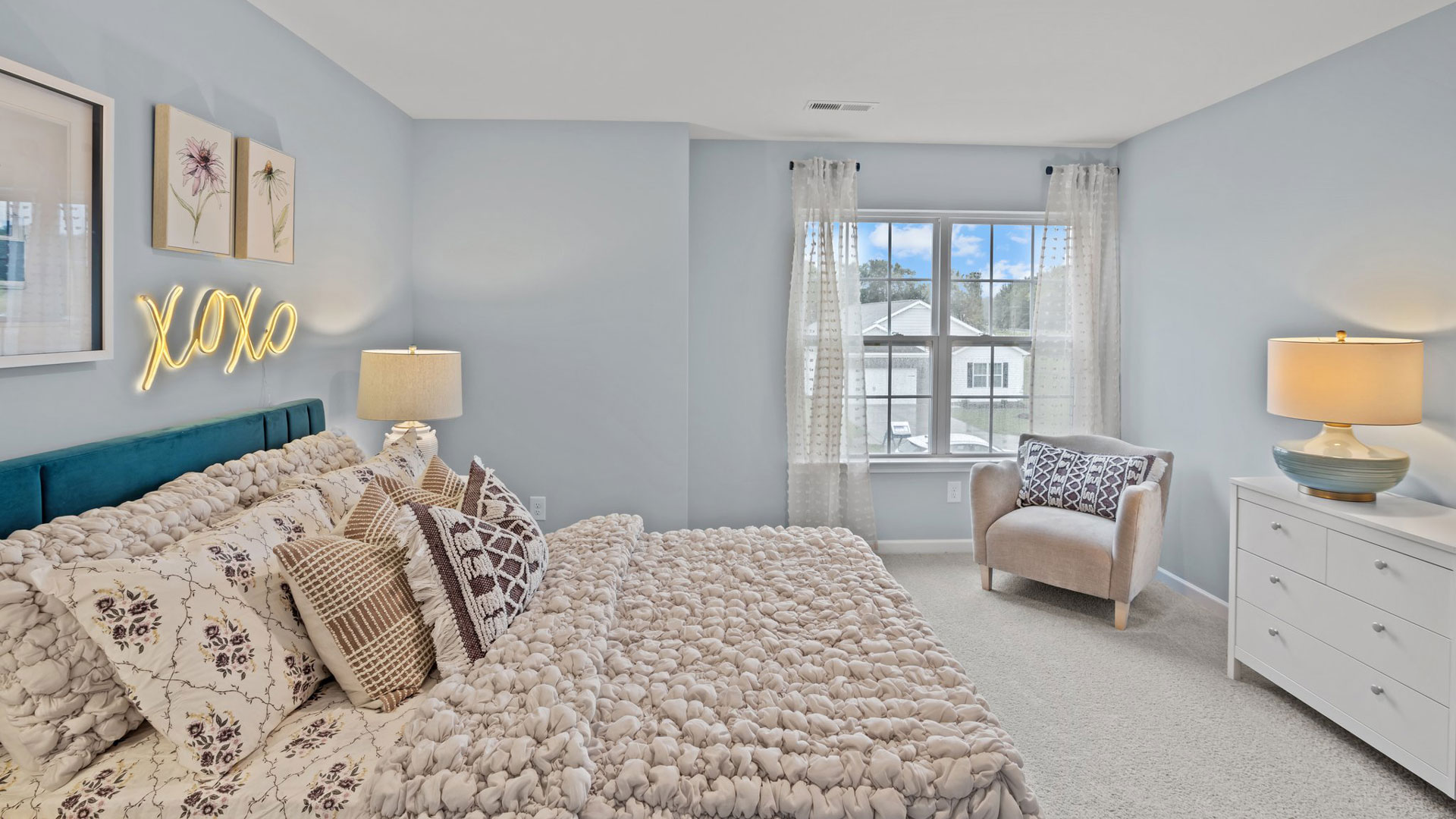 bedroom with carpet flooring