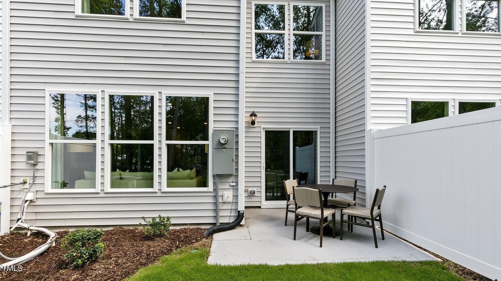 * Photos are not of actual home or interior features and are representative of floor plan only. *