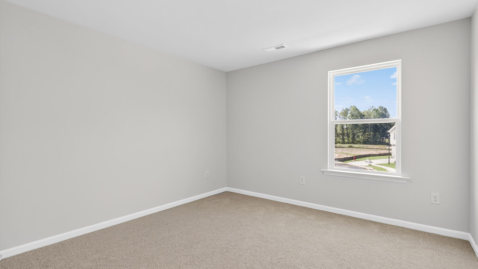 secondary bedroom with window and closet, carpeting