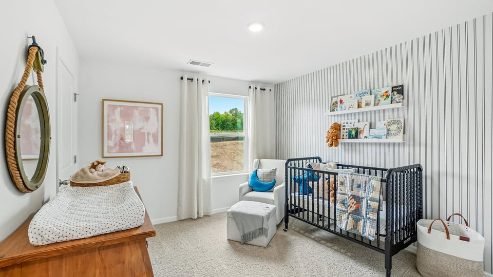 additional bedroom with window, carpeting, closet
