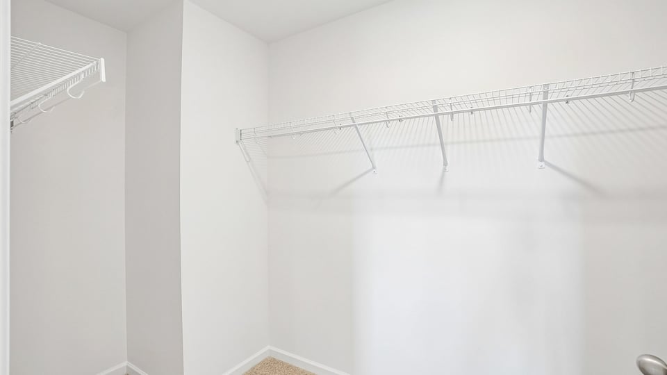 walk in closet with wire shelving