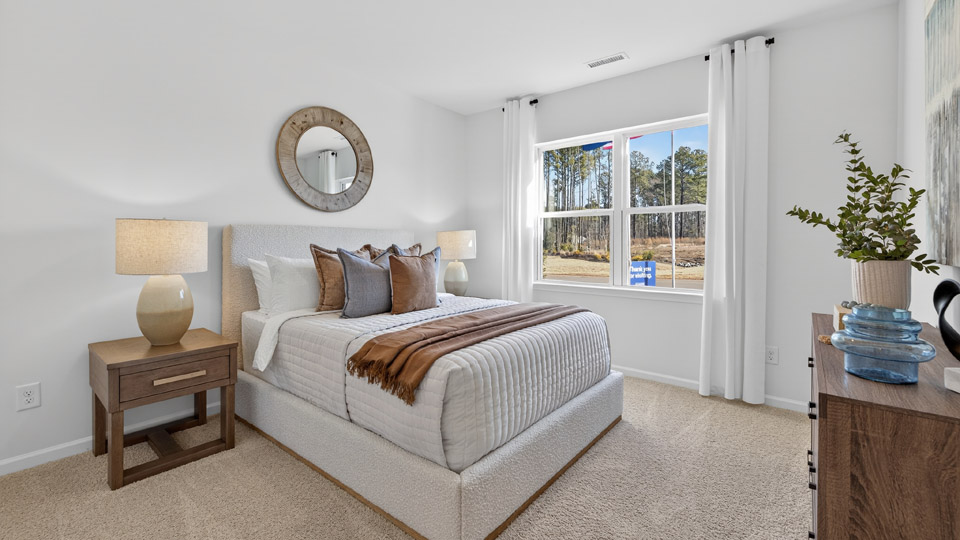 secondary bedroom with window and closet, carpeting
