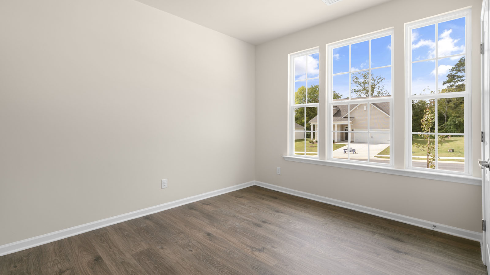 secondary bedroom with window and closet, carpeting