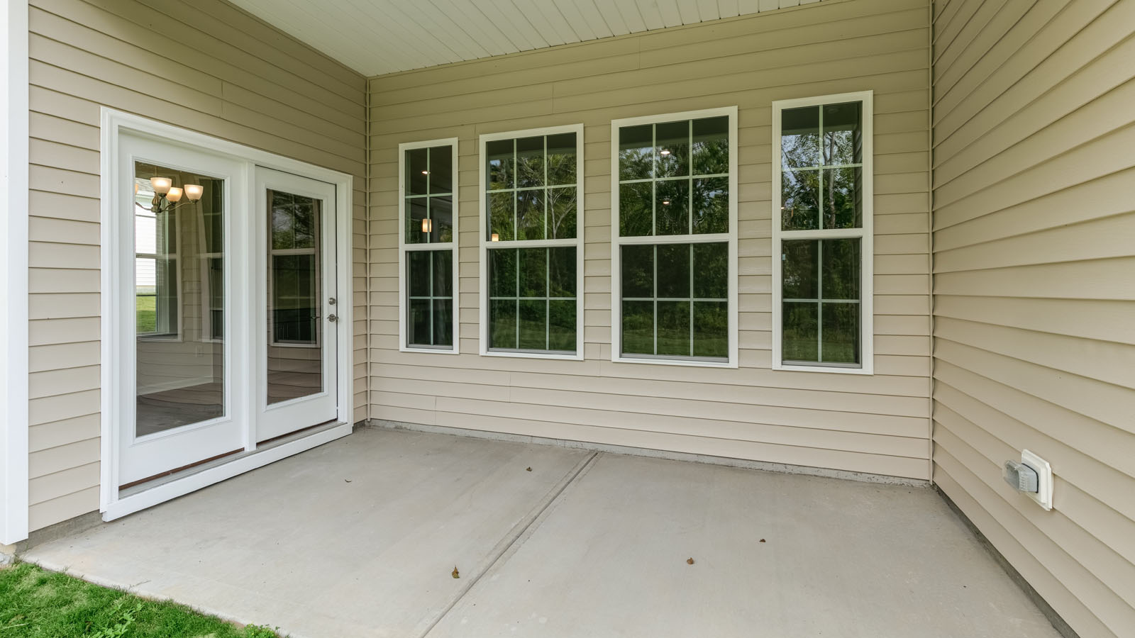 * Photos are not of actual home or interior features and are representative of floor plan only. *