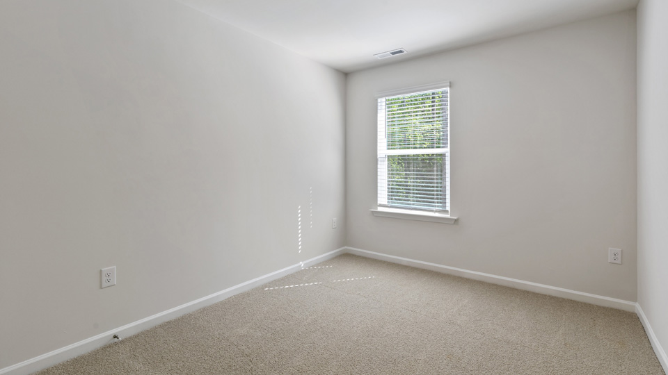 secondary bedroom with window and closet, carpeting