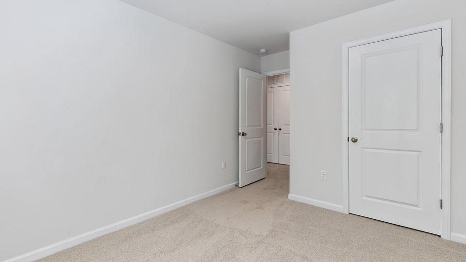 secondary bedroom with window and closet, carpeting