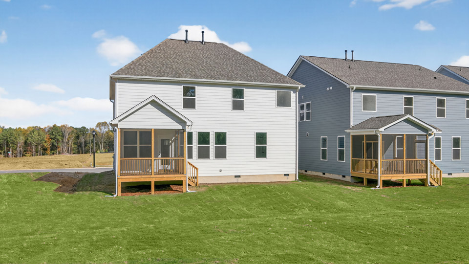 fleetwood backyard with covered and screened patio