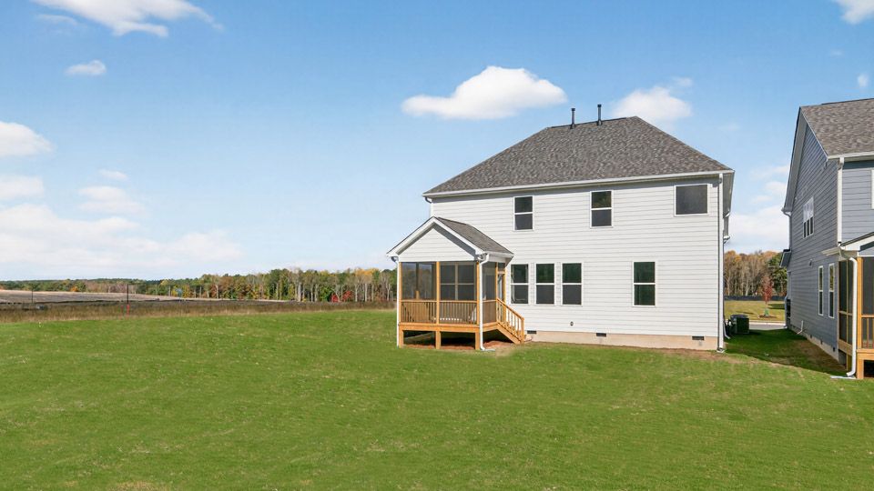 fleetwood backyard with covered and screened patio