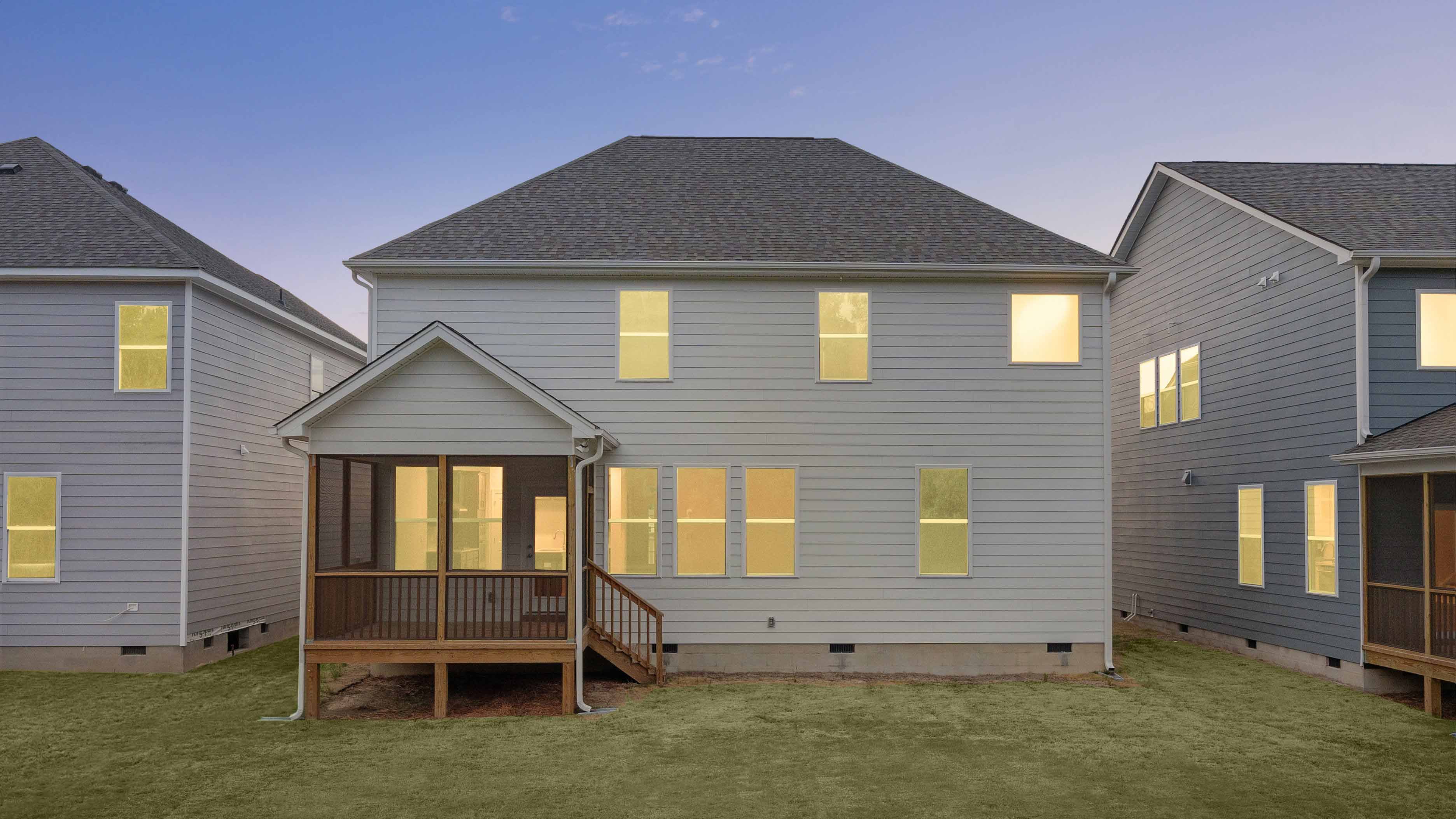 back of fleetwood twilight photo with covered back patio