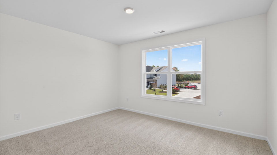 secondary bedroom with window and closet, carpeting