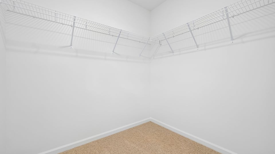 walk in closet with wire shelving
